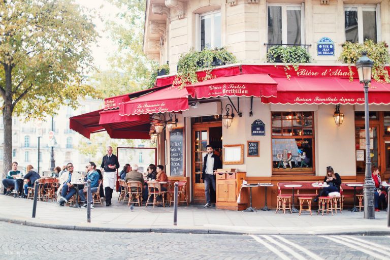 La brasserie de L'isle Saint Louis photographed by Armenyl