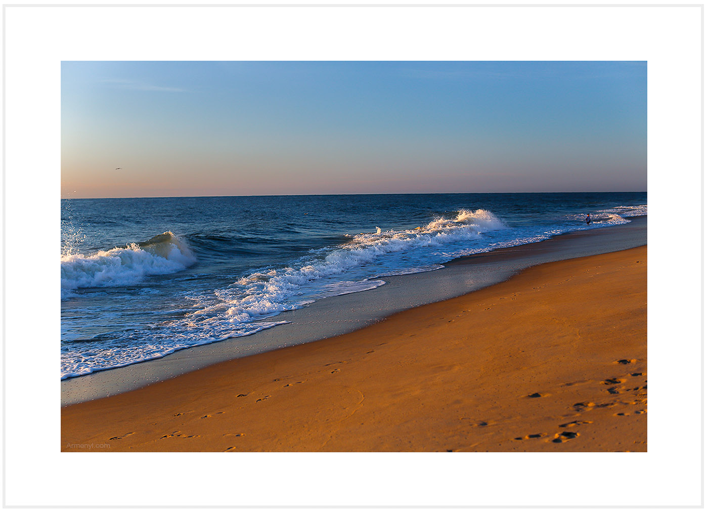 Beautiful beach waves and ocean photography by Fashion Blogger Armenyl Armenyl.com copyright