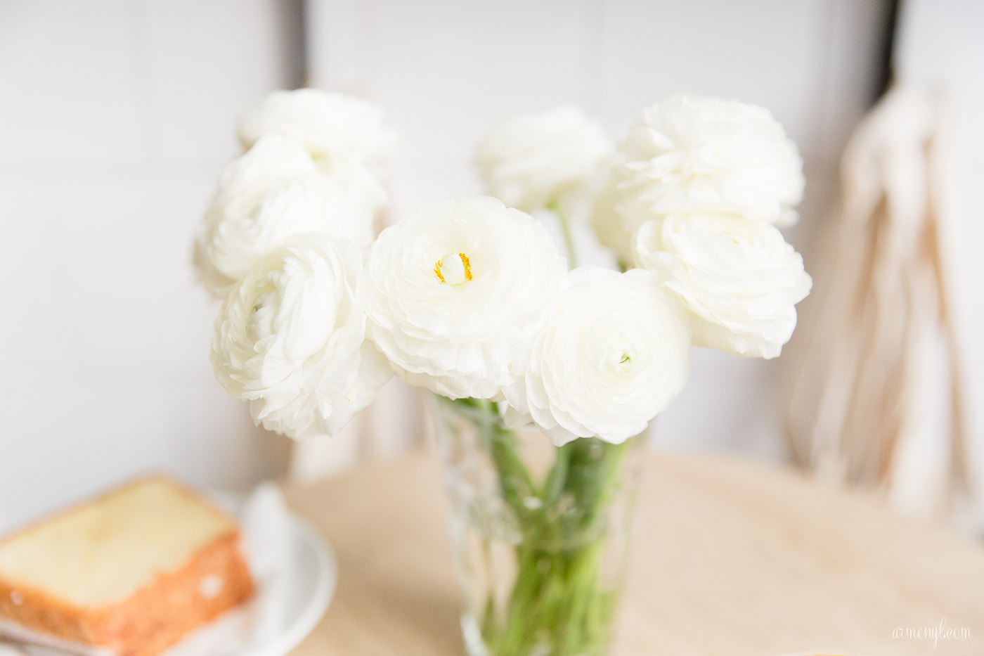 Ranunculus and desserts at Boot Cafe in Paris, Cordonnerie in the 3eme, Coffee Places in Paris photographed by Armenyl