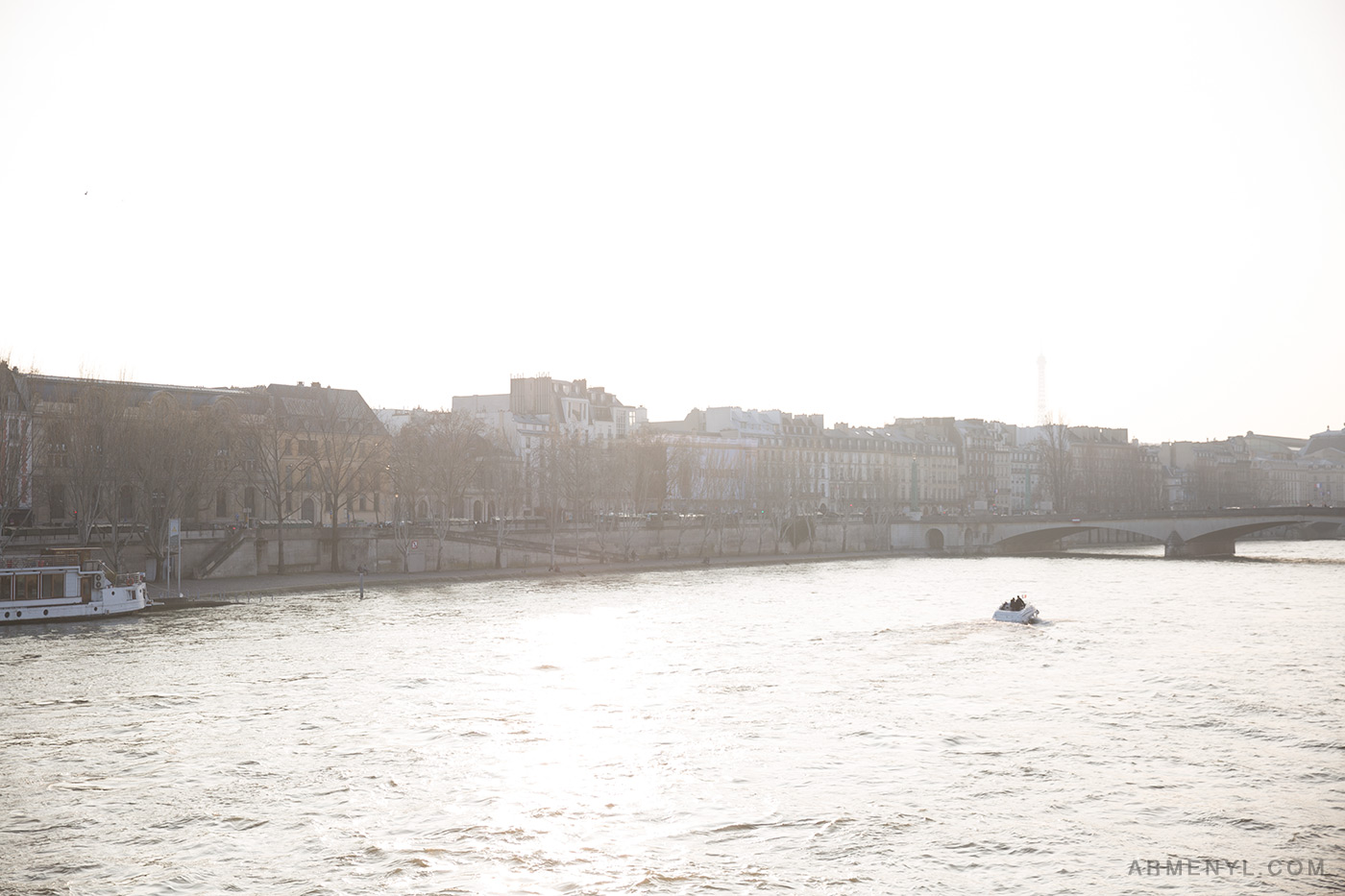 La-seine-Pont-des-arts-Sunny-day-in-Paris,-France-photographed-by-Armenyl.com