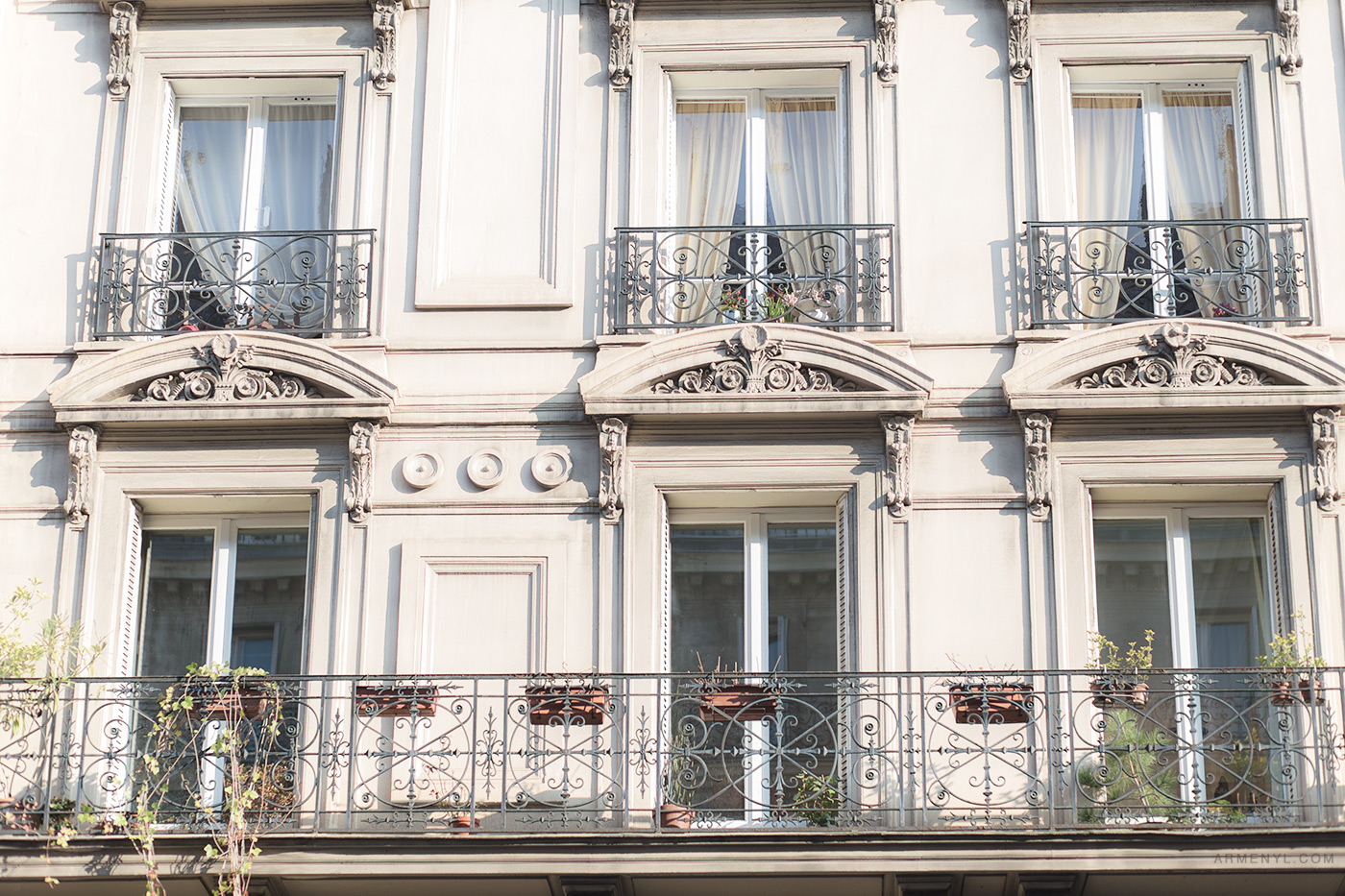 Parisian-windows-Sunny-day-in-Paris,-France-photographed-by-Armenyl.com