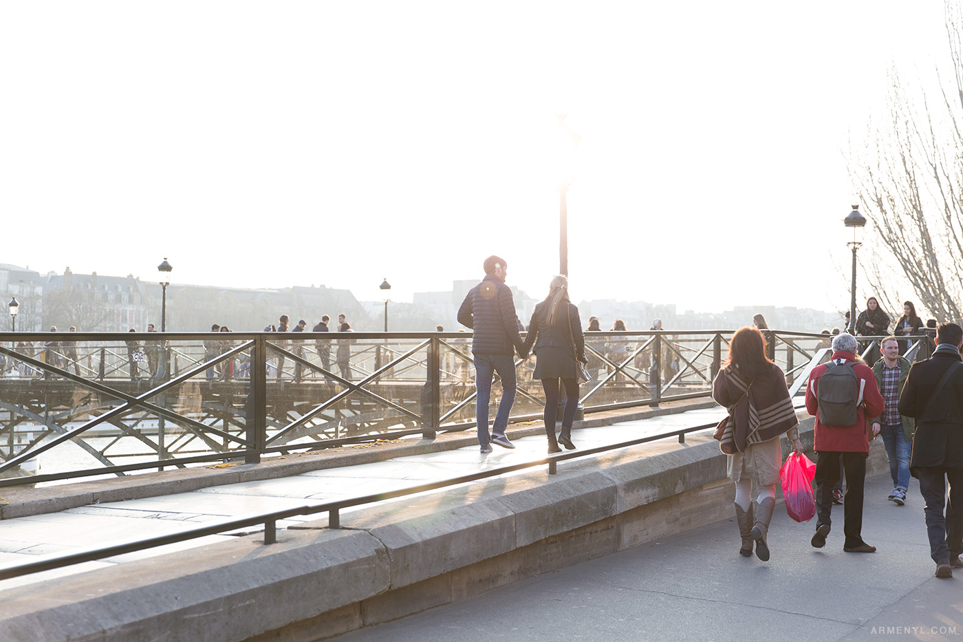 Pont-des-arts-Sunny-day-in-Paris,-France-photographed-by-Armenyl.com